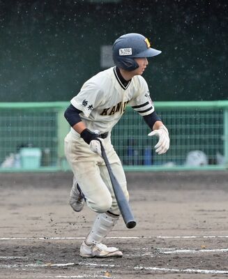 ７回、鹿沼東の野澤が左前に適時打を放つ＝とちぎ木の花
