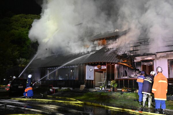 全焼した木造２階建て住宅＝12日午前０時45分、下野市橋本