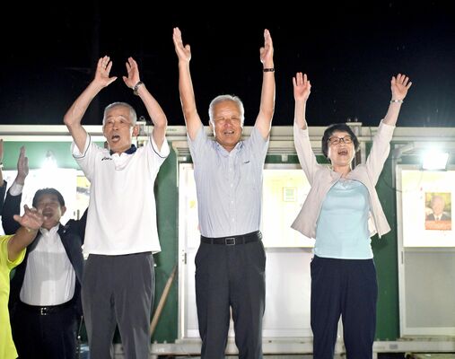 ４期目の当選が確実となり万歳する見形和久氏（中央）＝４日午後８時45分、塩谷町玉生