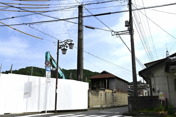 解体される煙突と拡張される町道