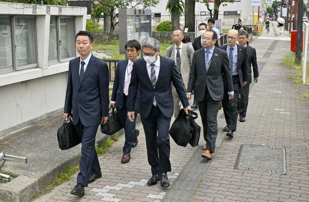判決公判のため宇都宮地裁に入る那須雪崩事故の遺族ら＝30日午後０時35分、宇都宮市小幡１丁目