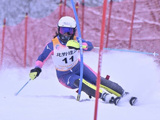 女子回転で７位に入賞した大貫（足大付）の１回目＝長野県の菅平高原パインビークスキー場、鈴木航撮影