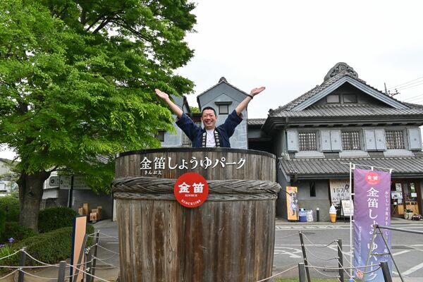 木おけを活用したフォトスポットと笛木社長