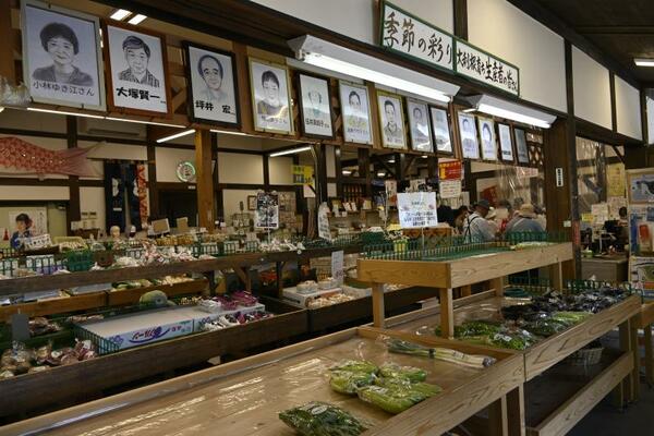 直売所に飾られた生産者の似顔絵