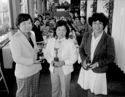 1983年、最初の一般女子の部を終え写真に収まる初代優勝者の渡辺（左）ら。出場者17人でスタートした