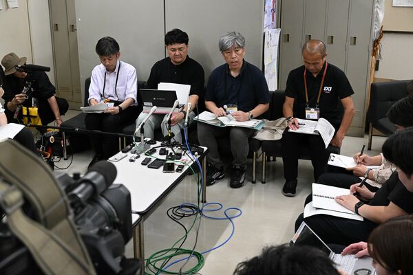 クマ捕獲の経緯などを説明する宇都宮市の担当者ら=9日午後6時20分、宇都宮市役所