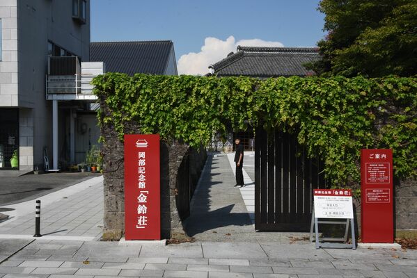 南門から敷地内を通り抜けられるようにした園路（中央）と外側の遊歩道
