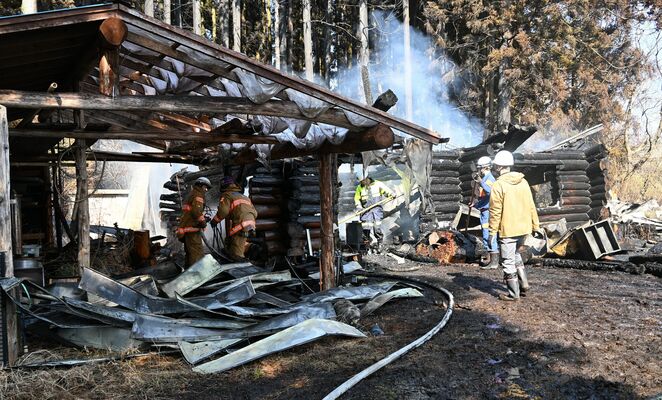 別荘を全焼するなどした火災現場＝22日午後１時20分、那須町豊原丙