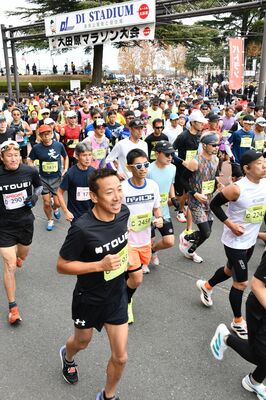 大田原マラソンに臨む大勢のランナーたち＝２３日午前１０時、大田原市美原１丁目