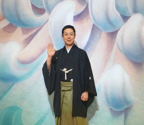 　祝幕の前に立つ八代目尾上菊五郎＝５月２９日、東京都中央区の歌舞伎座