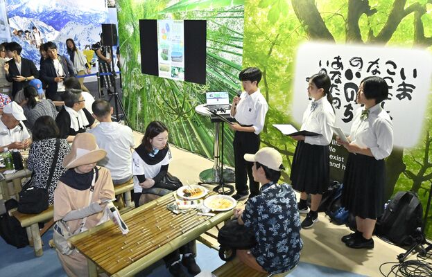本県ブースで発表を行った宇都宮東高と同付属中の生徒＝28日午前11時25分、大阪市此花区の夢洲