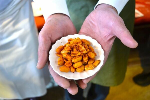 商品開発された「名草七味の辛ピーナッツ」