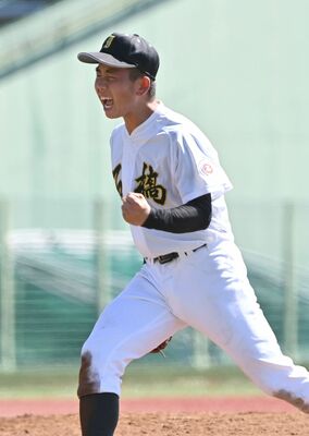 完封リレーで締め、ガッツポーズする石橋の２番手藤巻＝清原