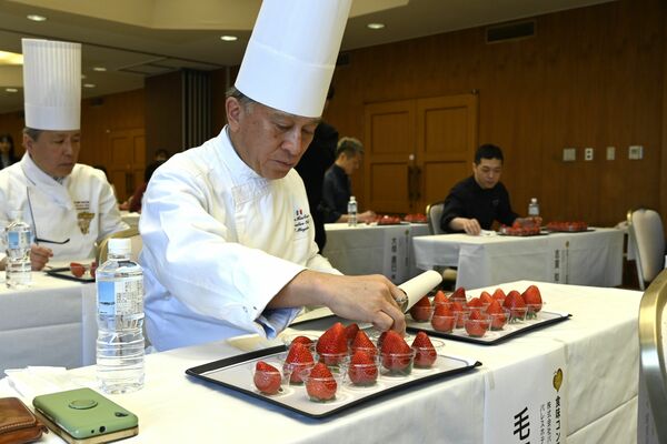 出品されたとちあいかを審査する審査員＝13日午後、宇都宮市