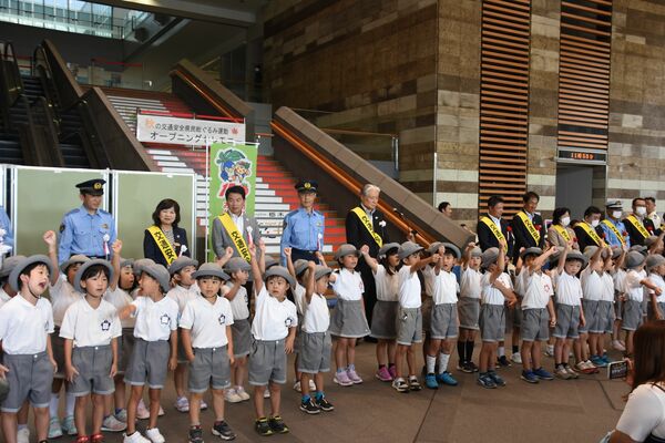 交通事故防止を願う歌を披露する園児ら＝20日午前、県庁本館１階県民ロビー