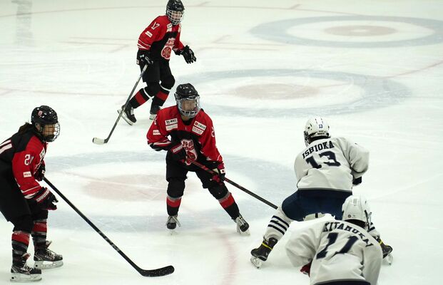 代表発表後の事前合宿で調整する小平（中央）ら＝昨年12月、ダイナックス沼ノ端アイスアリーナ