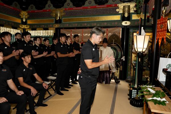 今季の飛躍を期して必勝祈願に臨む鈴木主将（中央）らバックスの選手たち＝日光東照宮