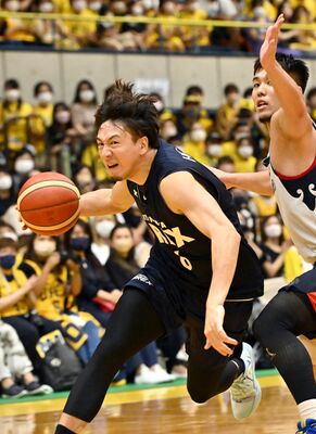 昨季のチャンピオンシップ決勝でＭＶＰに輝き、チームを２度目の優勝に導いた比江島。連覇への鍵はエースが握っている＝１８日のプレシーズンゲーム・横浜ＢＣ戦
