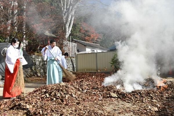 恒例の落ち葉たきを行う神職ら
