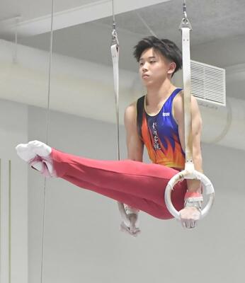 体操男子個人総合1年で優勝した長田(作新)のつり輪の演技=作新学院総合体育館、内藤大地撮影