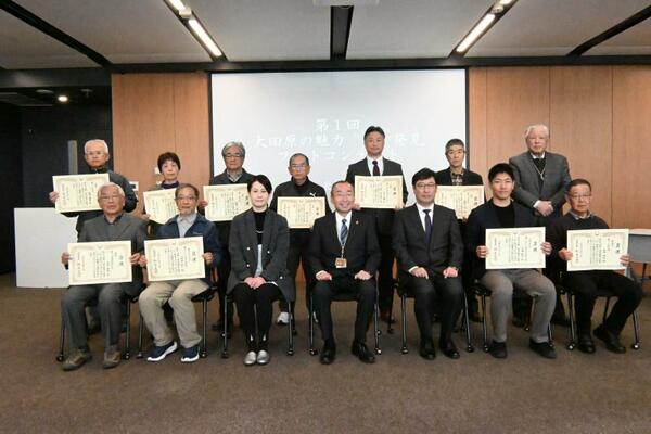 フォトコンテストの受賞者ら