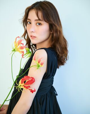 Stola.の夏のコーディネートを披露する石川恋さん