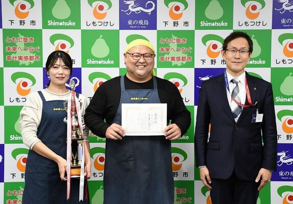 準グランプリ受賞を報告する山口さん(中央)