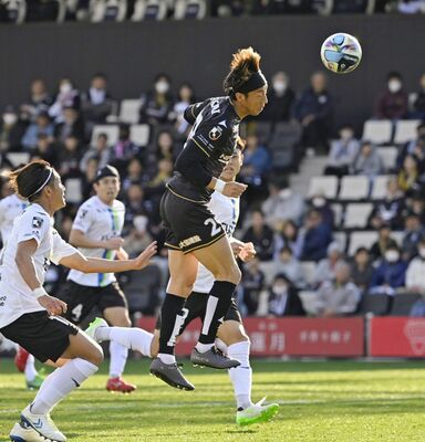 後半31分、栃木シティのＦＷ斎藤が頭でゴールを決めて１点を返す＝ＣＦＳ