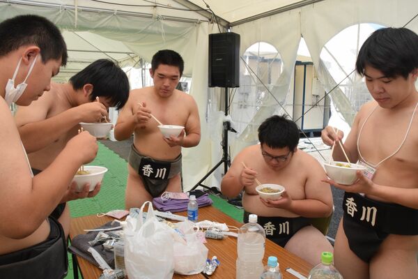 ちゃんこを食べる選手たち