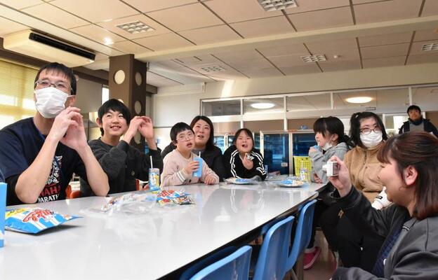 スライドショーを見つめ、笑顔で寄宿舎生活を振り返る入舎生ら＝２６日午後、那須特別支援学校