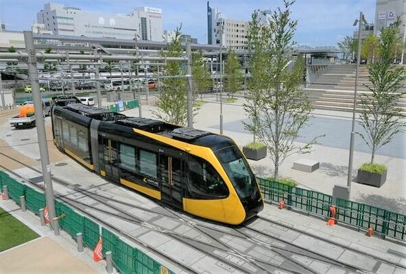 宇都宮駅東口停留場を出るＬＲＴ車両「ライトライン」