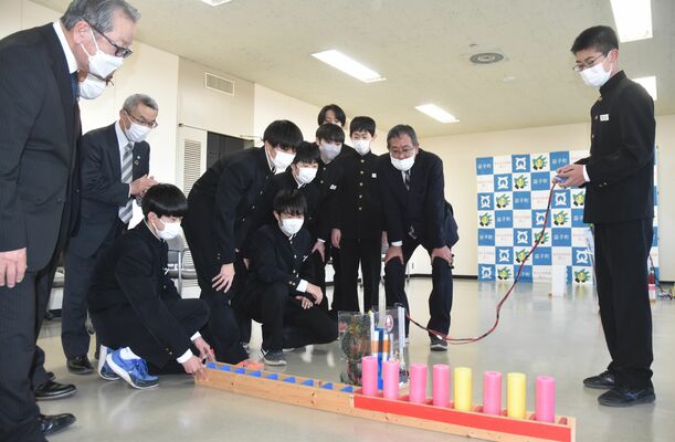 広田町長（左端）らを前に、ロボットを操作する益子中のメンバー