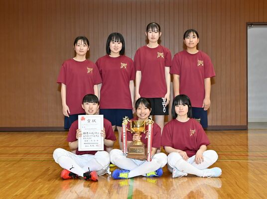 フェンシング女子フルーレ団体優勝の栃商。前列中央は個人優勝の名淵