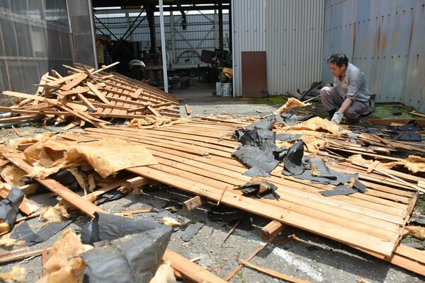 突風で飛ばされた住宅の屋根の一部＝26日午前11時10分、佐野市富士見町