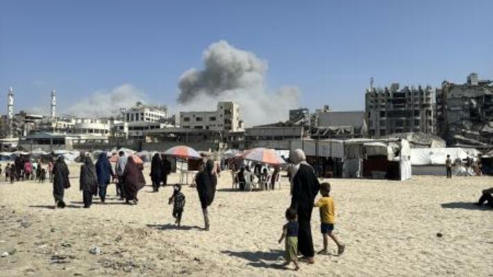 　イスラエルの空爆後、建物から立ち上る煙＝１５日、パレスチナ自治区ガザ市（ゲッティ＝共同）