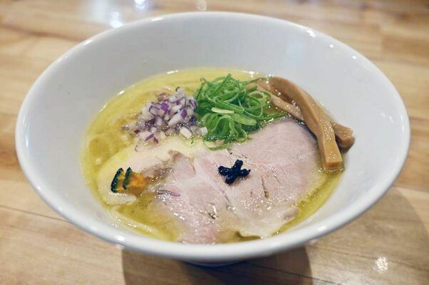 見た目も美しい「コク塩ラーメン」