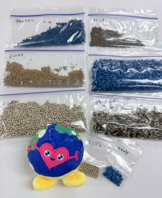 花博マスコットキャラクター「トゥンクトゥンク」のぬいぐるみ。ヒマワリやブロッコリーなどの種子と一緒にロケットで運ばれ、ISSの日本の実験棟に保管されている(国際園芸博覧会協会提供)