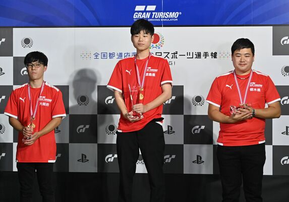 「グランツーリスモ７」一般の部で３位に入った本県代表の高橋さん（右）＝16日午後２時15分、宇都宮市の日環アリーナ栃木