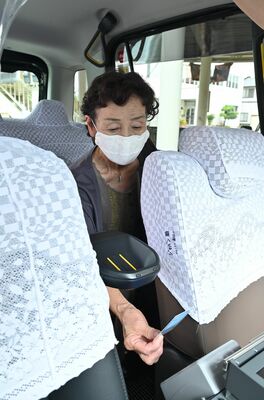 トトラを車載器にかざして地域内交通「よこかわいきいき号」を利用する橋本さん