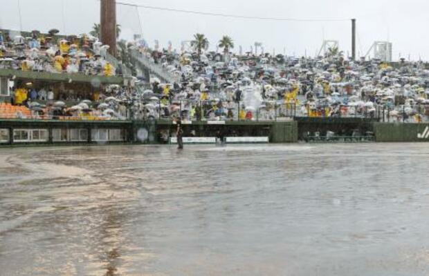 　降雨のため２回途中でノーゲームとなったソフトバンク―ロッテ戦＝平和リース