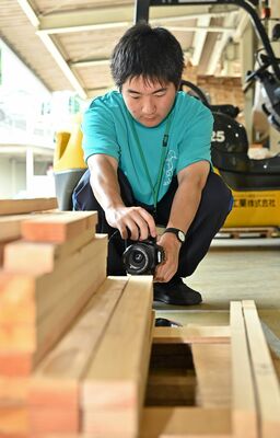 木製品を撮影する生徒