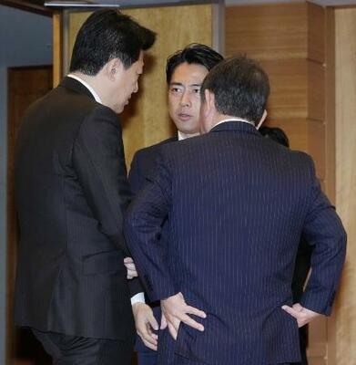 　８日、臨時閣議前に言葉を交わす（左から）木原稔官房長官、小泉進次郎防衛相、茂木敏充外相＝首相官邸