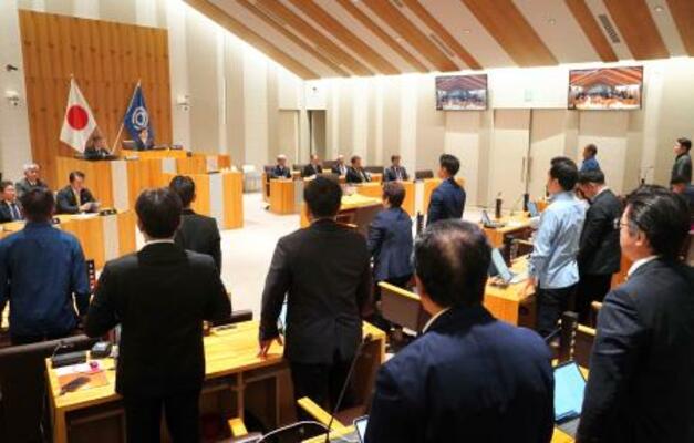尖閣諸島への上陸許可を政府に求める意見書を、賛成多数で可決した沖縄県石垣市議会=15日午後