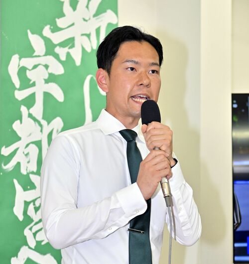 落選が確実となり敗戦の弁を述べる毛塚幹人氏=17日午後7時15分、宇都宮市山本1丁目、広瀬華撮影