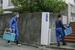 大型冷凍庫から成人男性の遺体が見つかったマンションに出入りする捜査員=22日午前、神戸市中央区