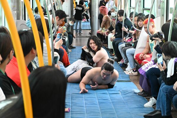 選手たちの熱戦に沸く電車内=31日午前、JR烏山線