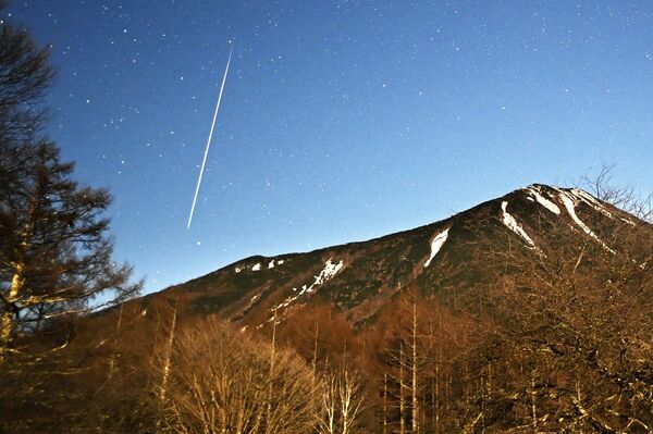 男体山を望む戦場ケ原で見られた流れ星=2021年12月