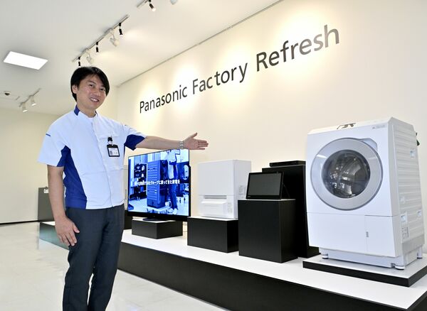 リファービッシュ事業で再生した商品を紹介する竹田工場長＝16日午前、宇都宮市平出工業団地