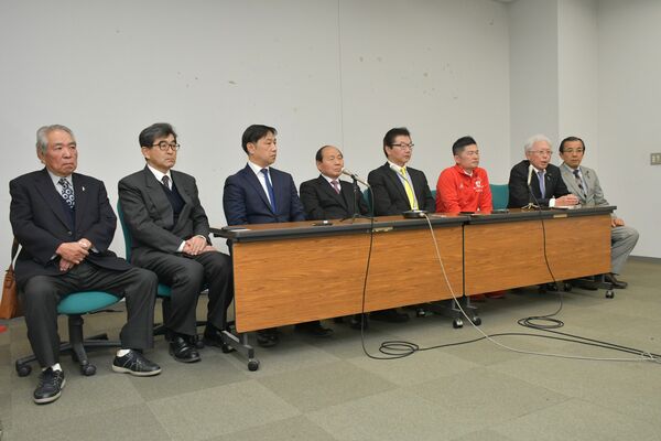 衆院選での中道の支援体制などを説明する立民、公明の県組織の幹部ら＝26日午後、県庁