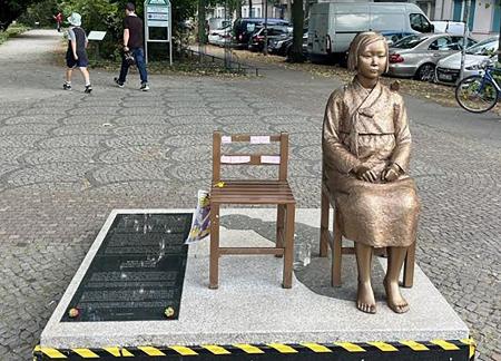 ドイツ・ベルリン市ミッテ区の公有地にある少女像=7月(共同)